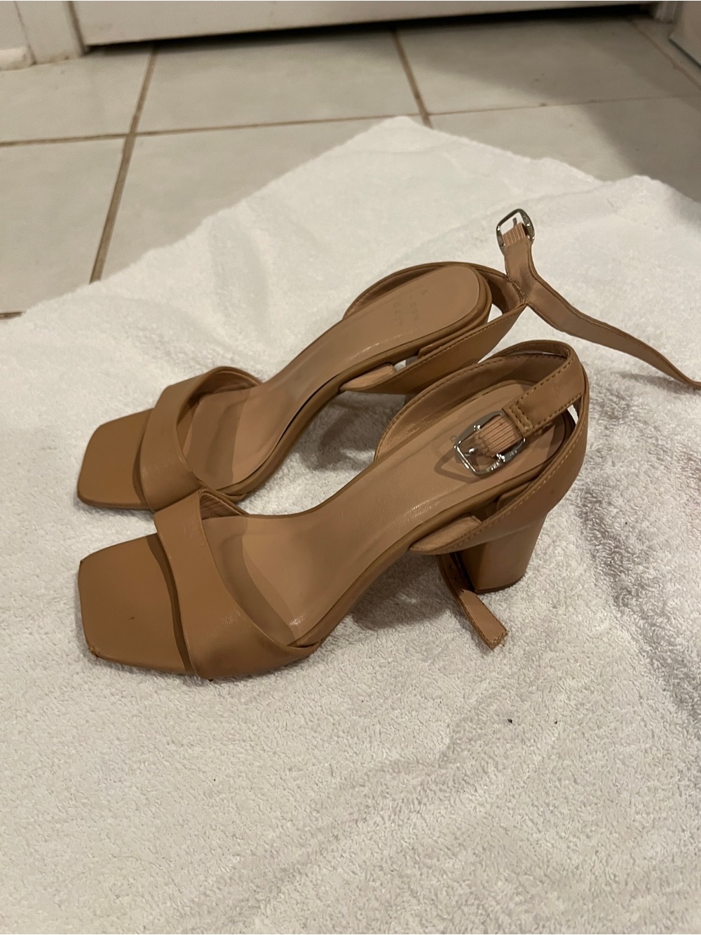 Well worn heels - Picture 10 of 11